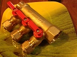 Коллектор с отсекающими кранами под металлопласт.трубу, 1"х16х3 TST.823, красный