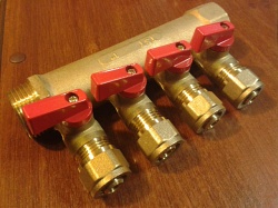 Коллектор с отсекающими кранами под металлопласт.трубу, 1"х16х4 TST.824 красный [9]